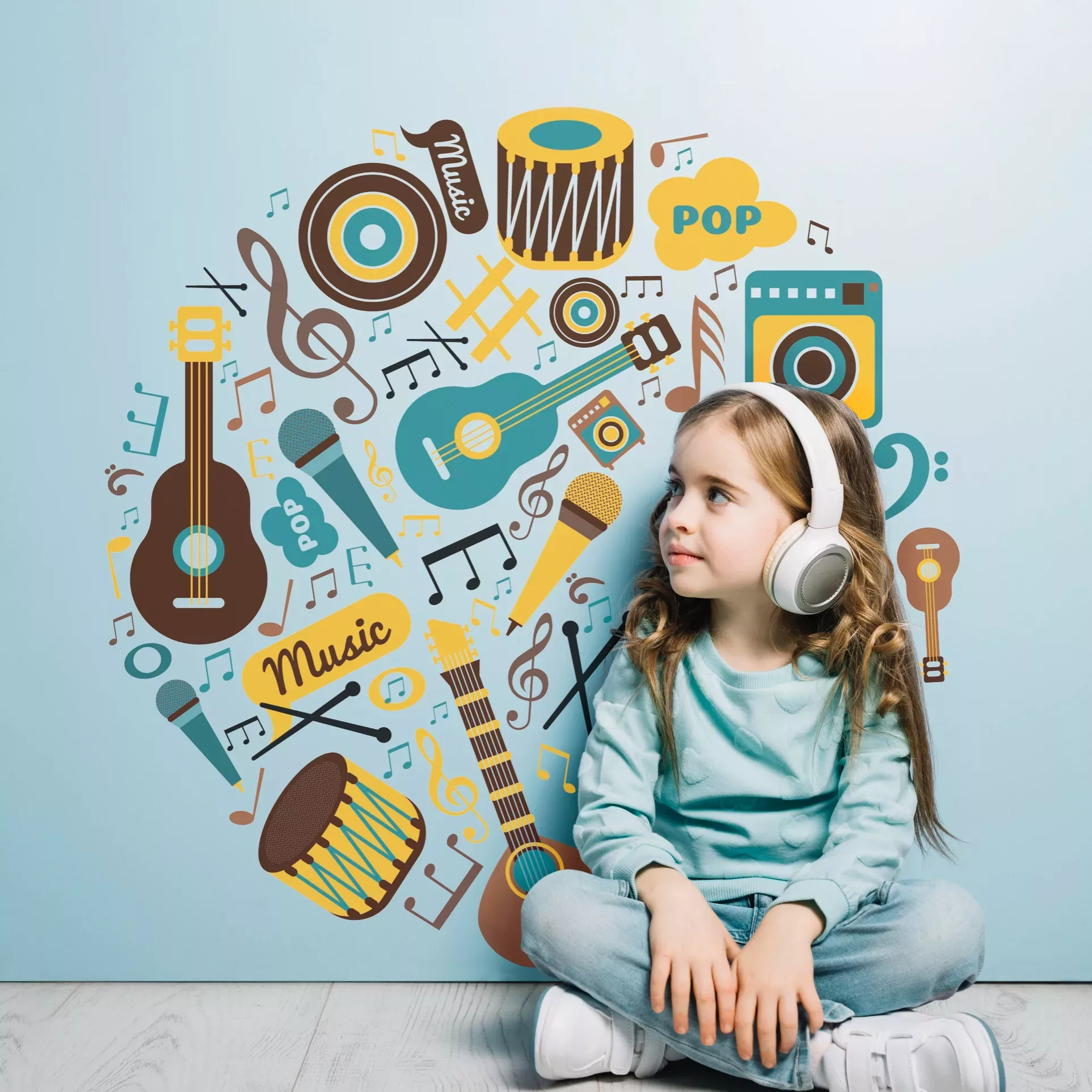 Petite fille écoutant de la musique avec un casque devant une fresque colorée d'instruments de musique Une jeune fille assise en tailleur, portant un casque audio, profite de la musique tout en étant entourée d’une fresque murale illustrant divers instruments et symboles musicaux, symbolisant la créativité et la découverte musicale chez l’enfant.