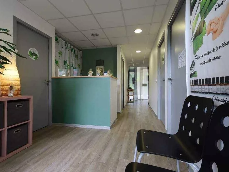Salle d’accueil chaleureuse pour enfants et familles – Bulles d’éveil et détente