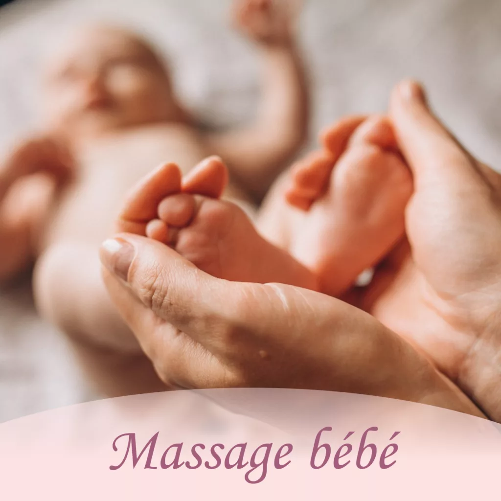 Gros plan émouvant de mains adultes tenant délicatement les petits pieds d’un nourrisson allongé sur un lit, illustrant la tendresse, la protection parentale et le lien affectif entre parent et enfant.