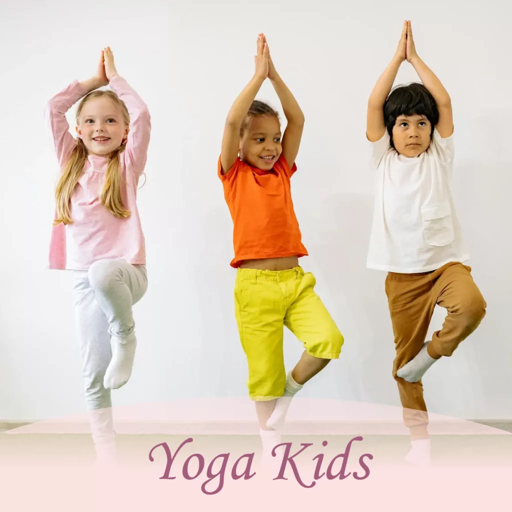 Enfants pratiquant une posture de yoga en équilibre sur un pied